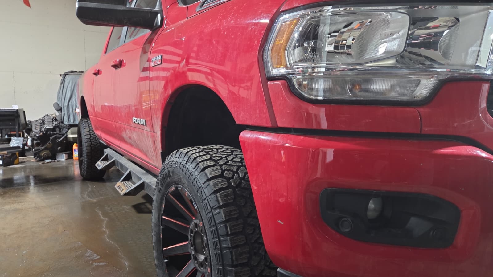 RAM rojo en taller — Bernardo Bros Diesel